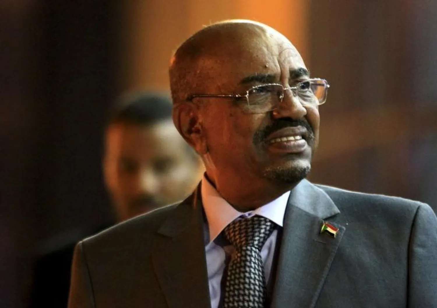 Sudan's President Omar al-Bashir waits to welcome Uganda's President Yoweri Museveni at Khartoum Airport September 15, 2015. REUTERS
