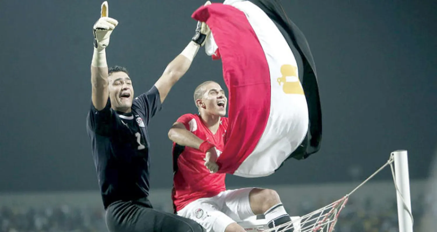 الحضري ومحمد زيدان بعد الفوز بكأس أمم أفريقيا عام 2008 