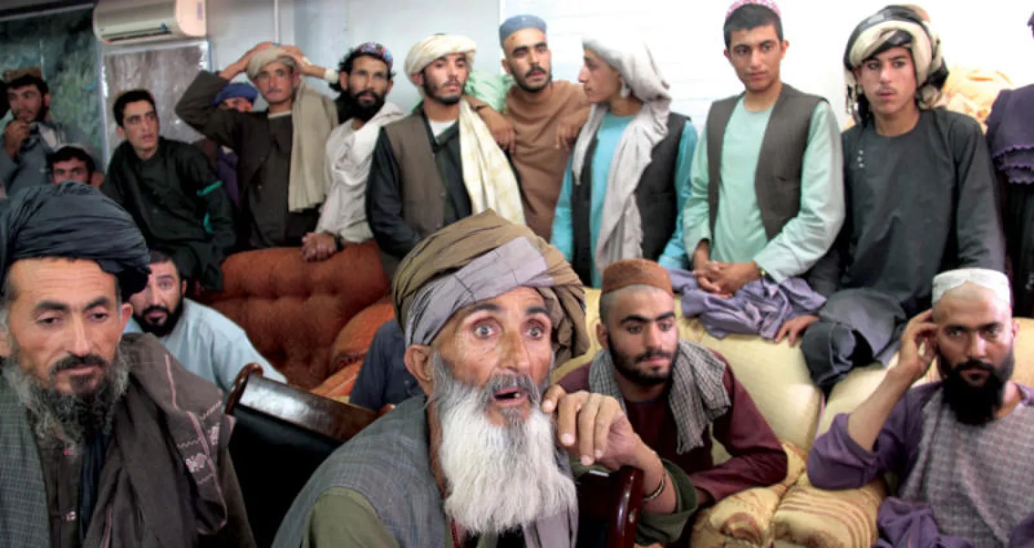 الأفغان المحررون من قبضة «طالبان» لدى وصولهم إلى القاعدة العسكرية في هلمند أمس (إ.ب.أ)
