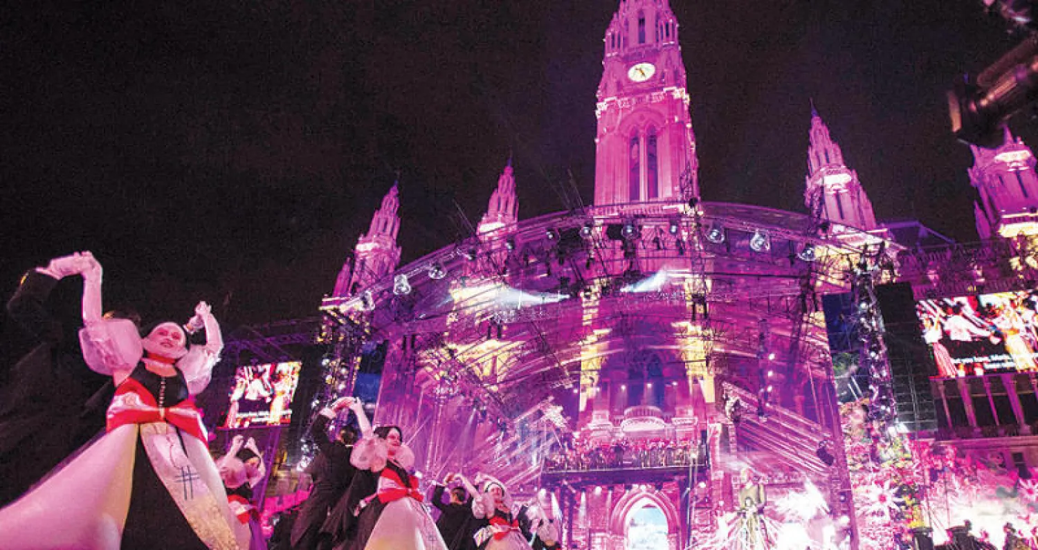 عرض راقص خلال حفل افتتاح «لايف بول» أمام قاعة مدينة فيينا (أ.ف.ب)