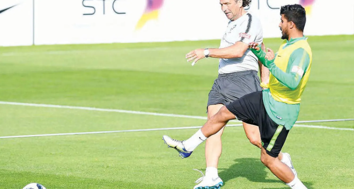 بيزي يشارك لاعبي الأخضر في إحدى المناورات («الشرق الأوسط»)