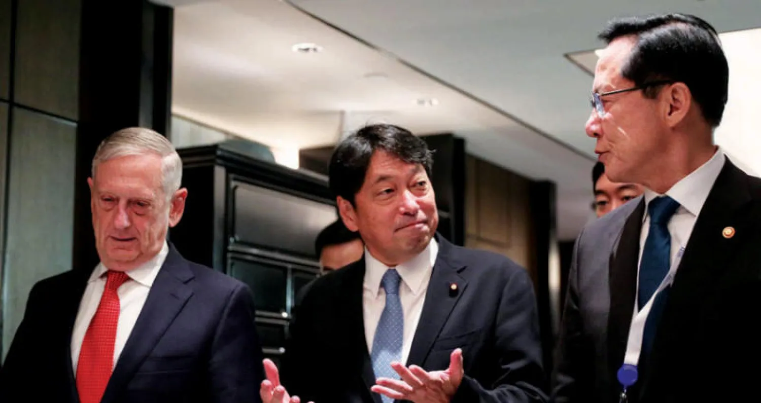 وزراء دفاع الولايات المتحدة (يسار) واليابان (وسط) وكوريا الجنوبية يغادرون اجتماعاً ثلاثياً في سنغافورة أمس (إ.ب.أ)