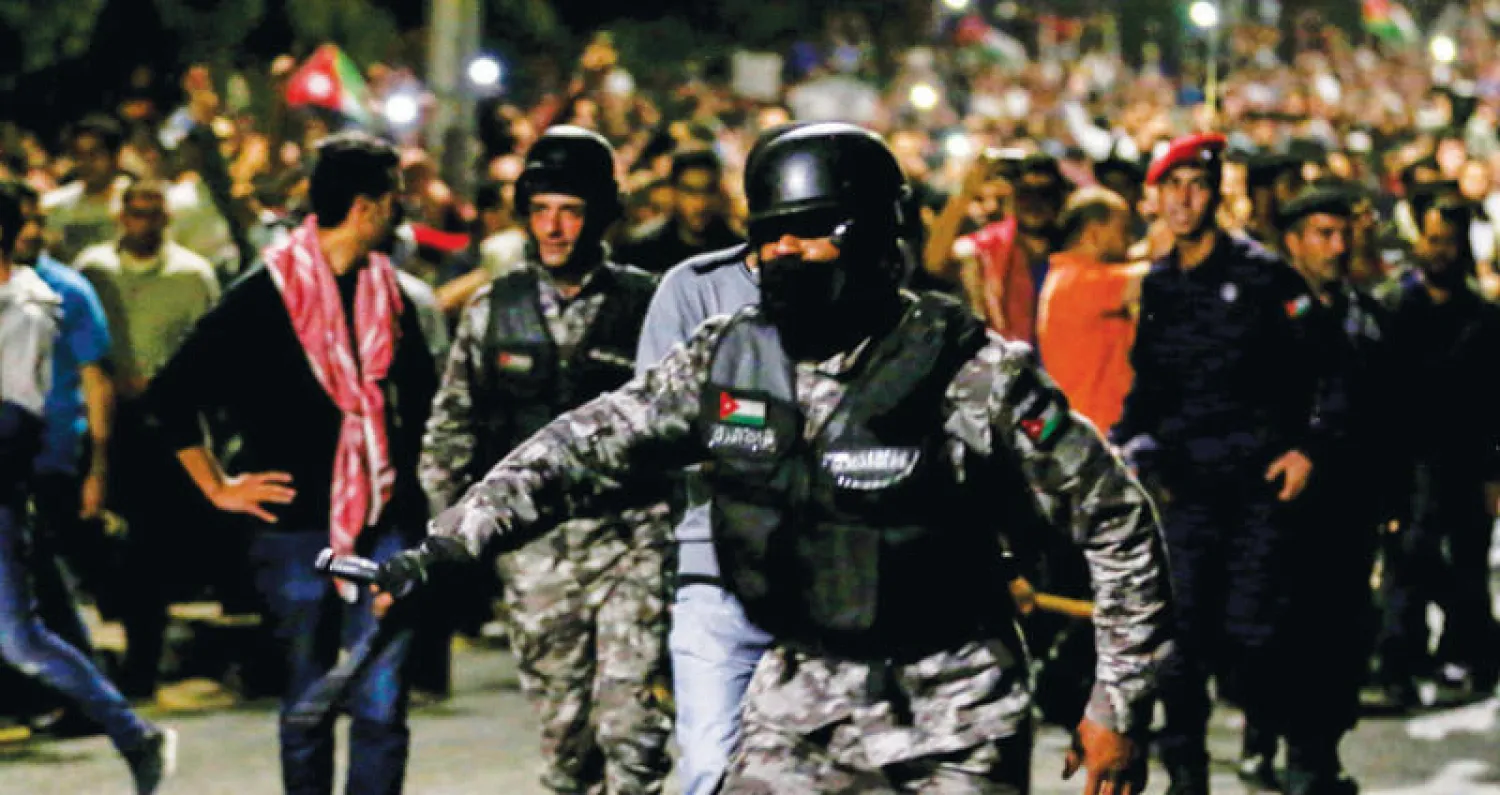 عناصر من الأمن الأردني خلال التظاهرات أمام مكتب رئيس الوزراء (أ.ف.ب)