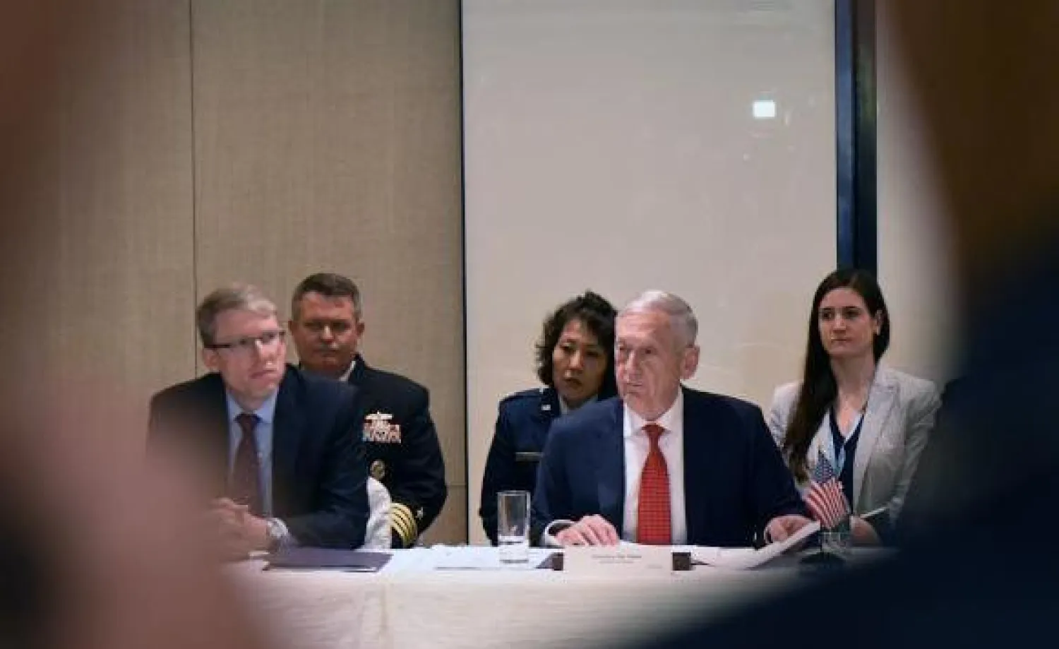 وزير الدفاع الأميركي جيم ماتيس يحضر اجتماعًا ثلاثيًا مع نظراء كوريين جنوبيين ويابانيين على هامش منتدى أمني في سنغافورة (أ.ف.ب)