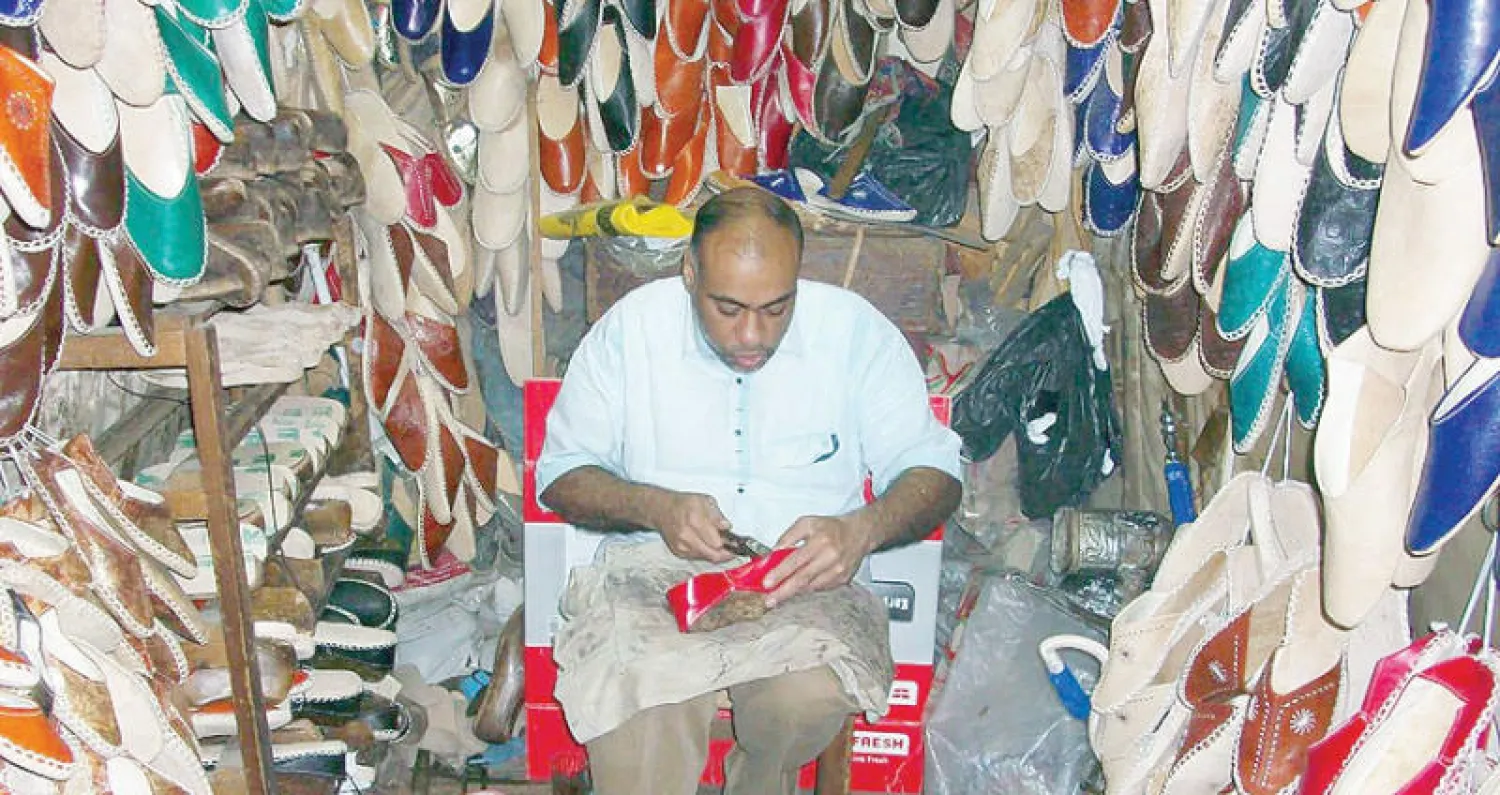 جمال وجدي داخل ورشته في شارع الخيامية وسط القاهرة («الشرق الأوسط»)