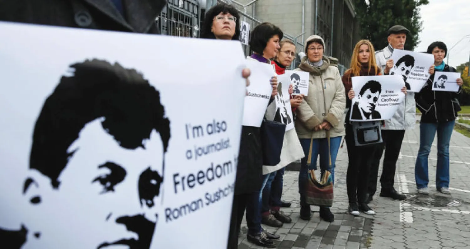 أوكرانيون يحتجون ضد اعتقال روسيا صحافياً أوكرانياً في أكتوبر الماضي بكييف (رويترز)