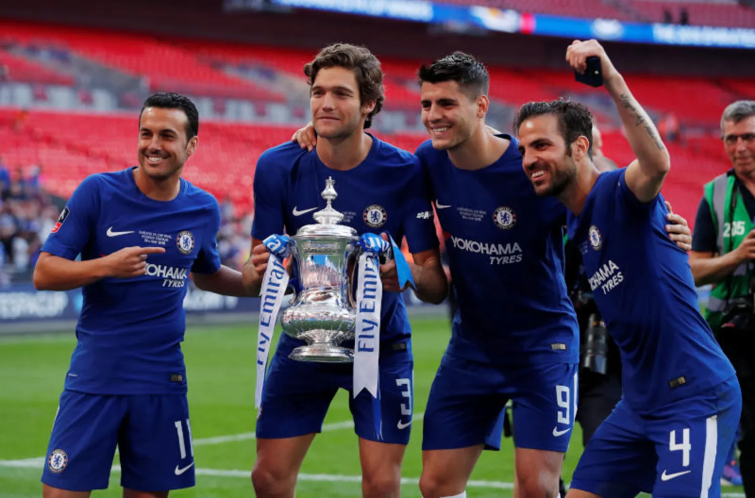 فابريغاس وموراتا وألونسو ثلاثي إسباني مستبعد من تشكيلة منتخب بلاده رغم فوزهم مع تشيلسي الإنجليزي ببطولة الكأس (رويترز)