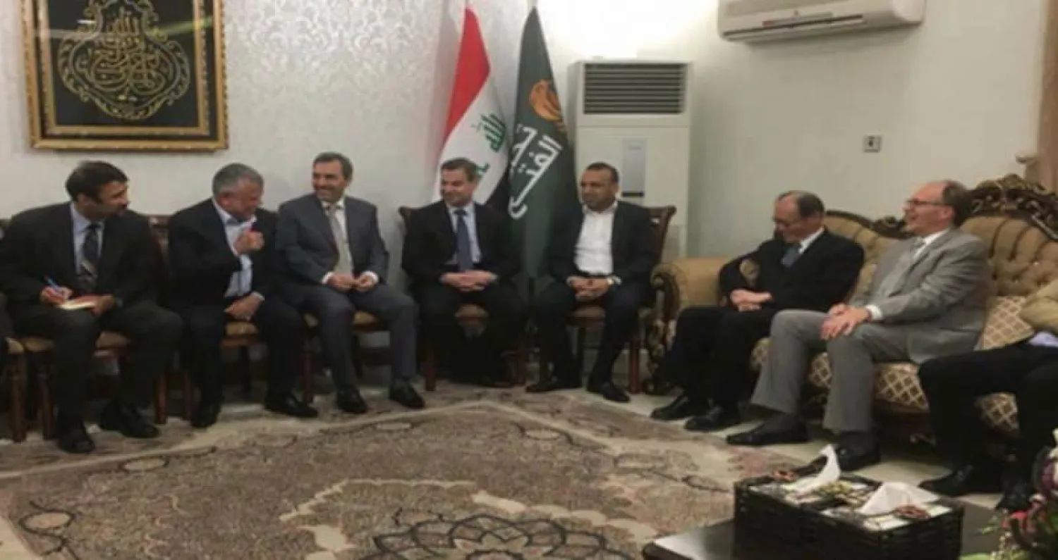 هادي العامري خلال استضافته السفير الأميركي دوغلاس سيليمان، مع سفراء آخرين، على مائدة إفطار.