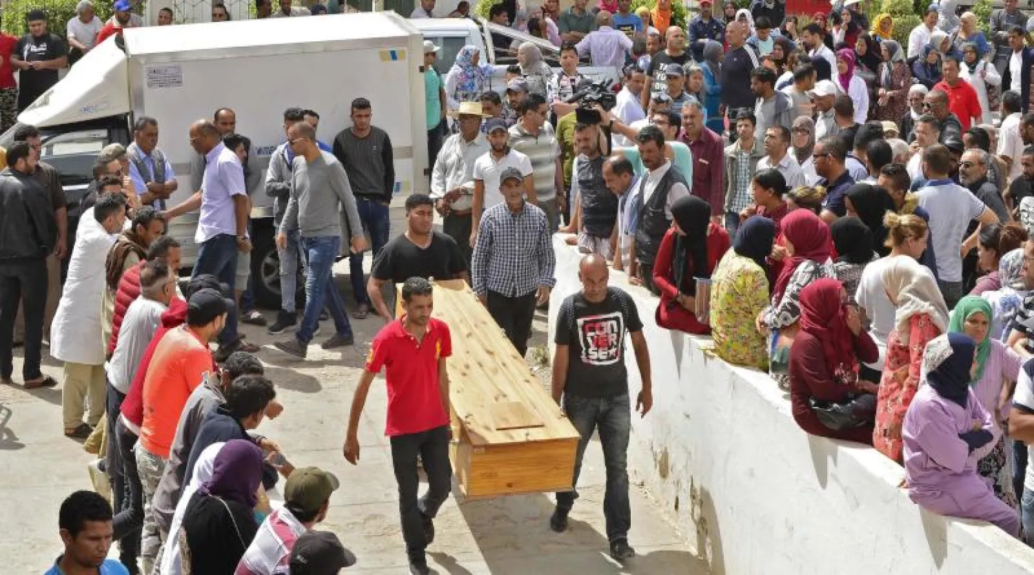 أقارب المهاجرين التونسيين الذين غرقت سفينتهم قبالة الساحل التونسي في صفاقس ينتظرون وصول جثامينهم (أ.ف.ب)