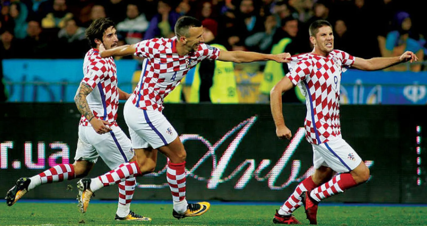 كراماريتش (يمين) يحتفل بهدف هز به شباك أوكرانيا في تصفيات كأس العالم