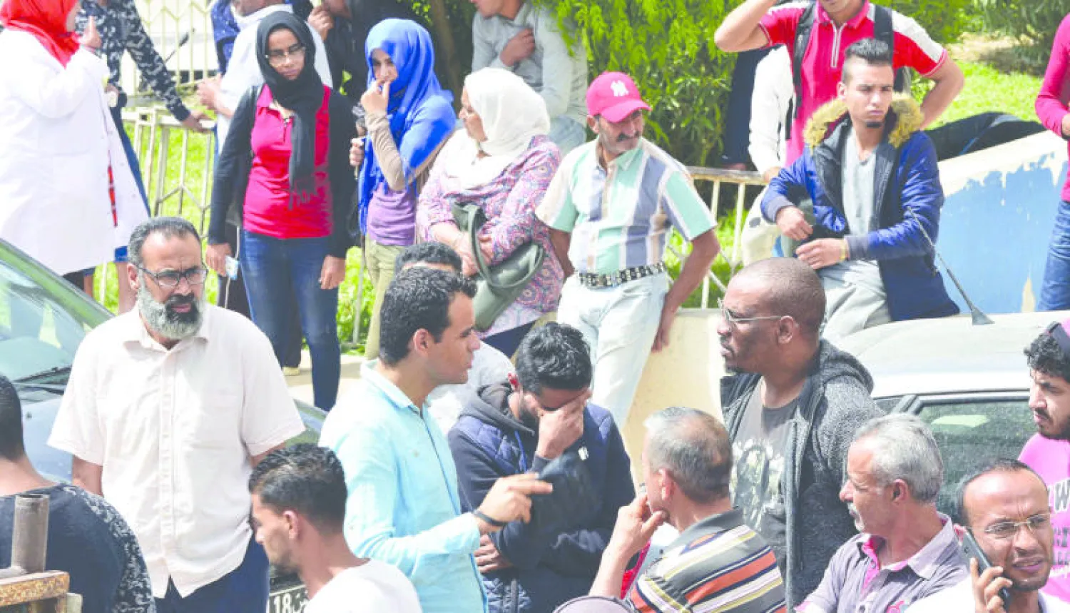 أهالي ضحايا مركب المهاجرين ينتظرون استلام جثامين ذويهم أمام مستشفى في صفاقس التونسية (إ.ب.أ)