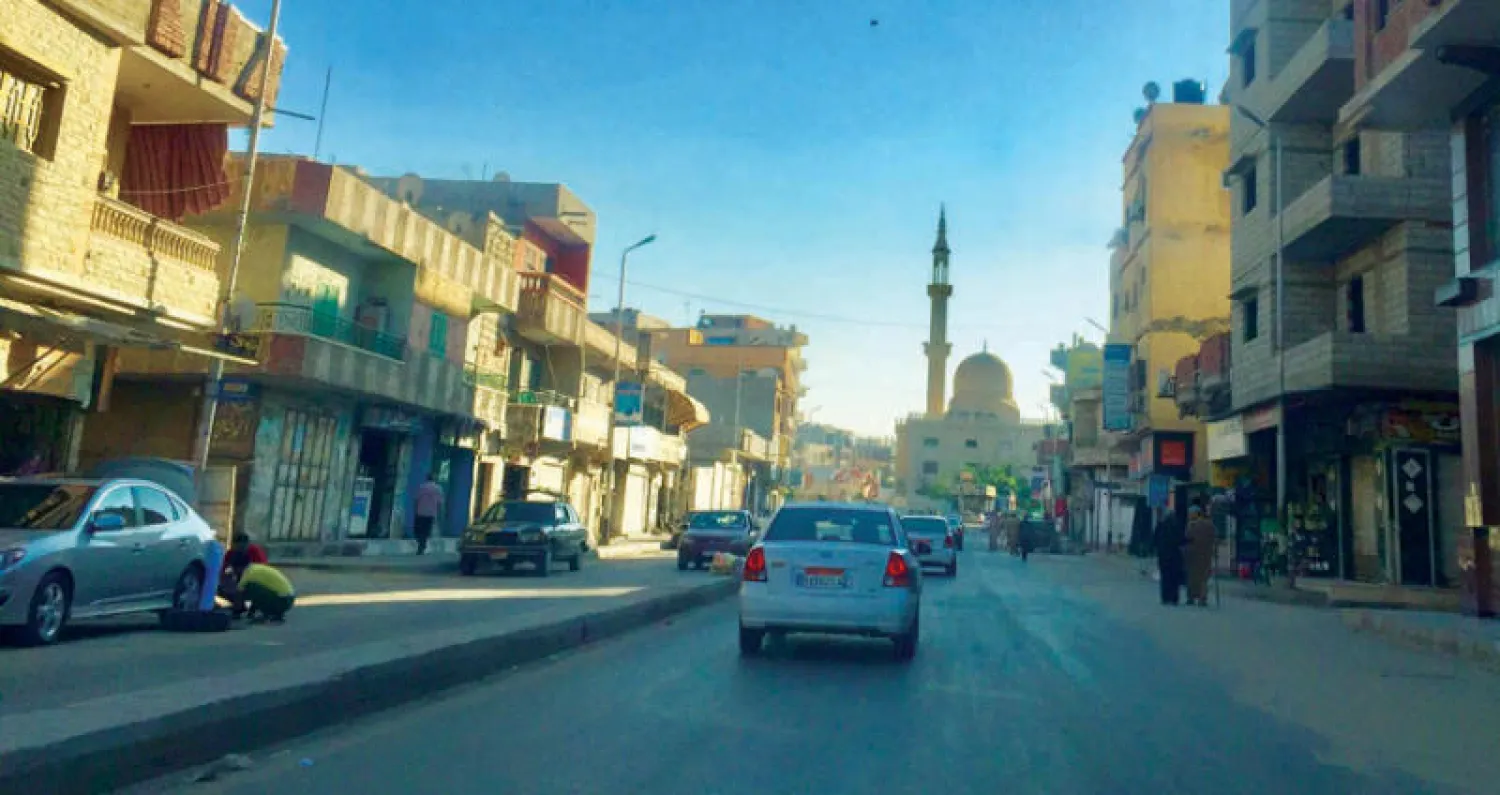 أحد شوارع العريش الرئيسية وقد بدأت السيارات في السير بعد فتح محطات الوقود («الشرق الأوسط»)