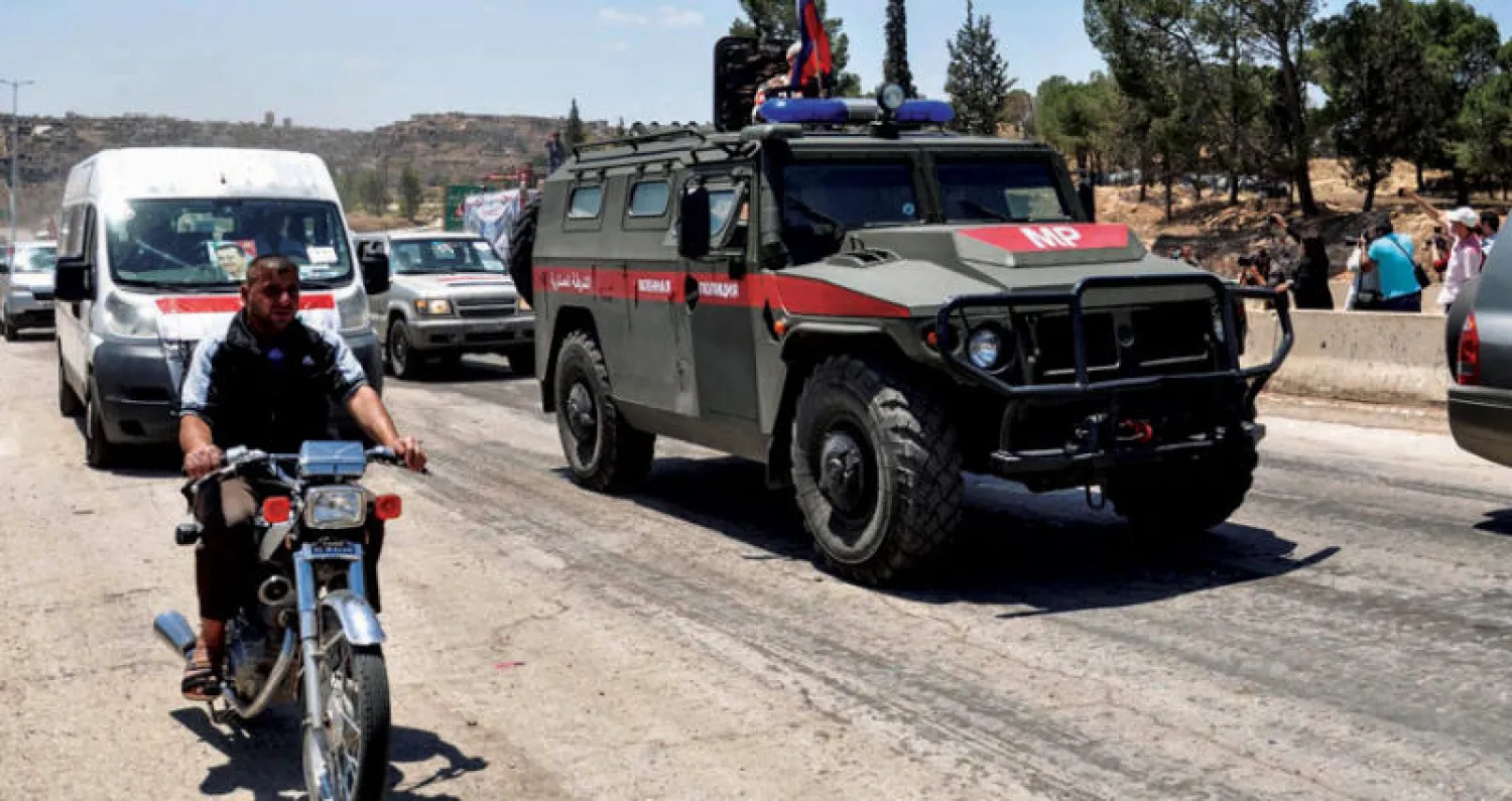 سيارة للشرطة الروسية بين حمص وحماة وسط سوريا أمس ( أ ف ب)