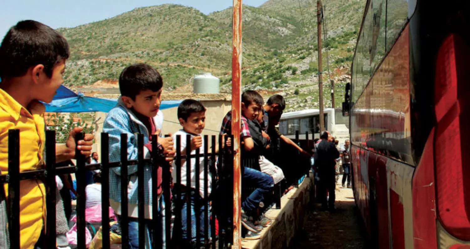 أطفال سوريون ضمن دفعة من نحو 500 شخص خرجت من بلدة شبعا في جنوب شرقي لبنان إلى بيت جن السورية أبريل الماضي (أ.ف.ب)
