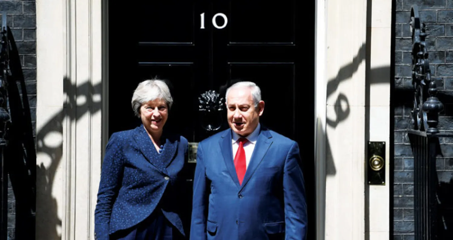 ماي لدى استقبالها نتنياهو أمس (إ.ب.أ)