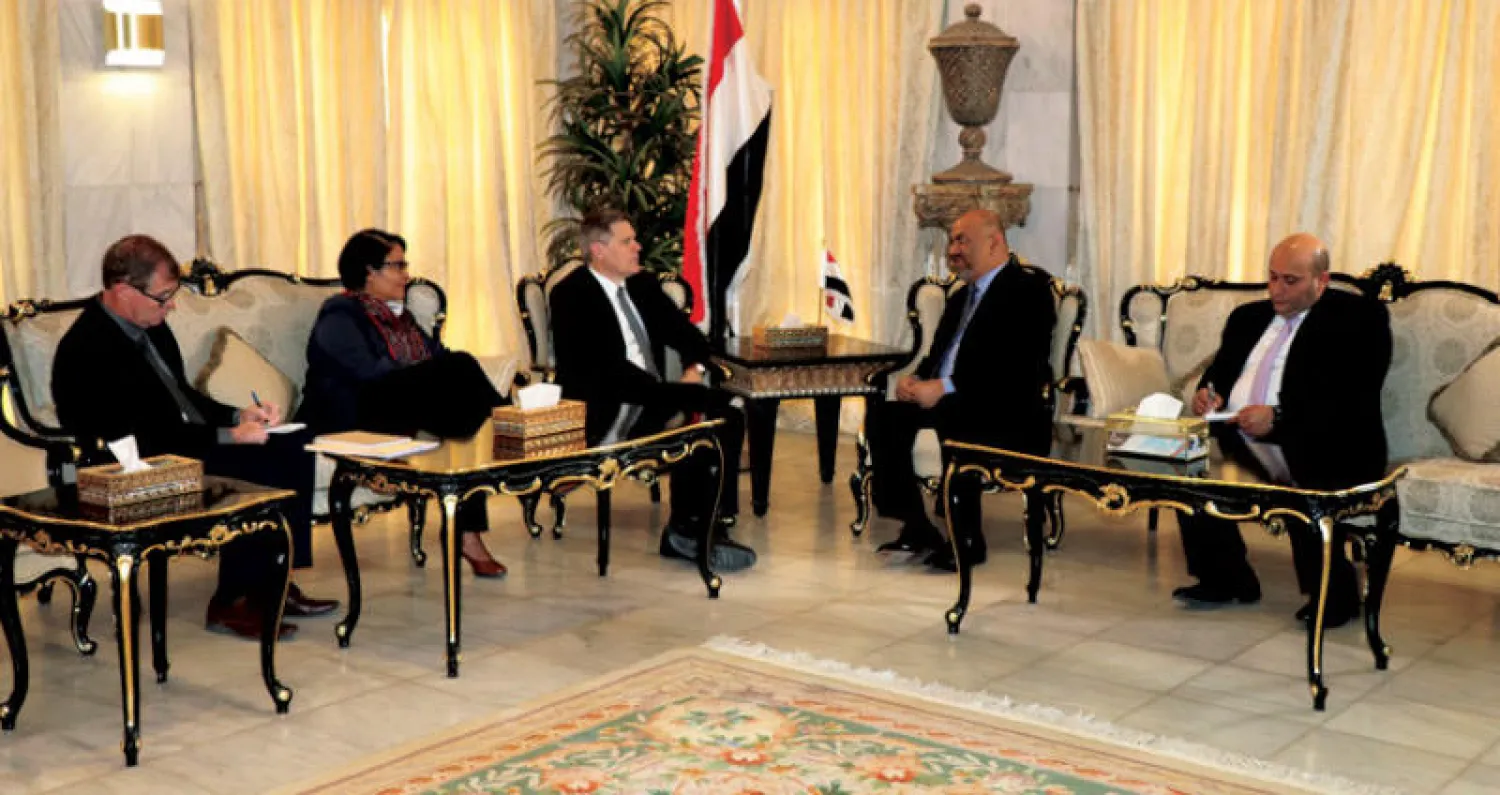 وزير الخارجية اليمني خلال اجتماعه مع السفير الأميركي لدى اليمن في الرياض أمس