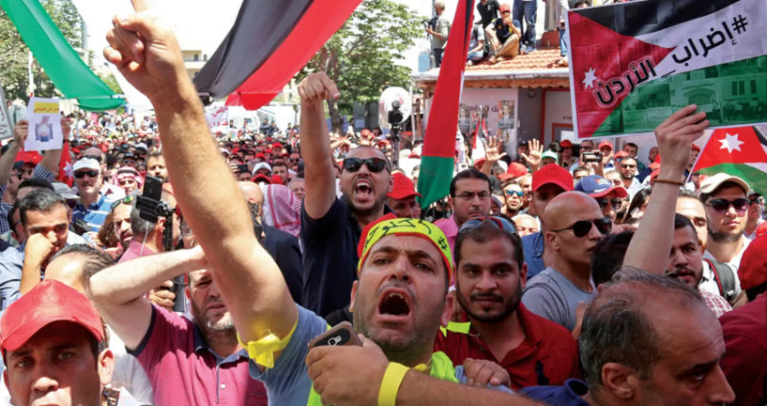 محتجون أردنيون خلال مظاهرة في عمان أمس (أ.ب)