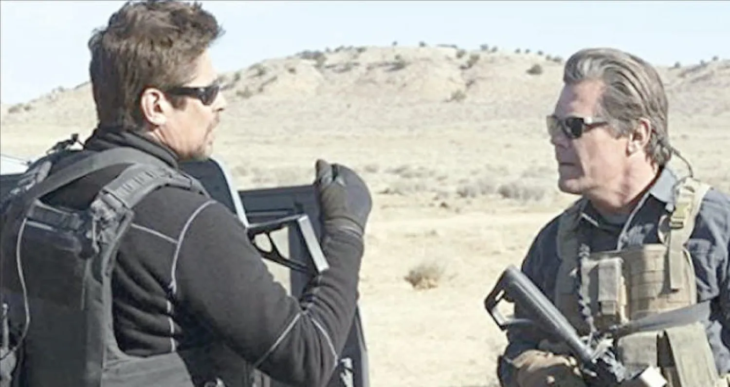 بنثيو دل تورو (يسار) مع جوش برولين  في «سيساريو»