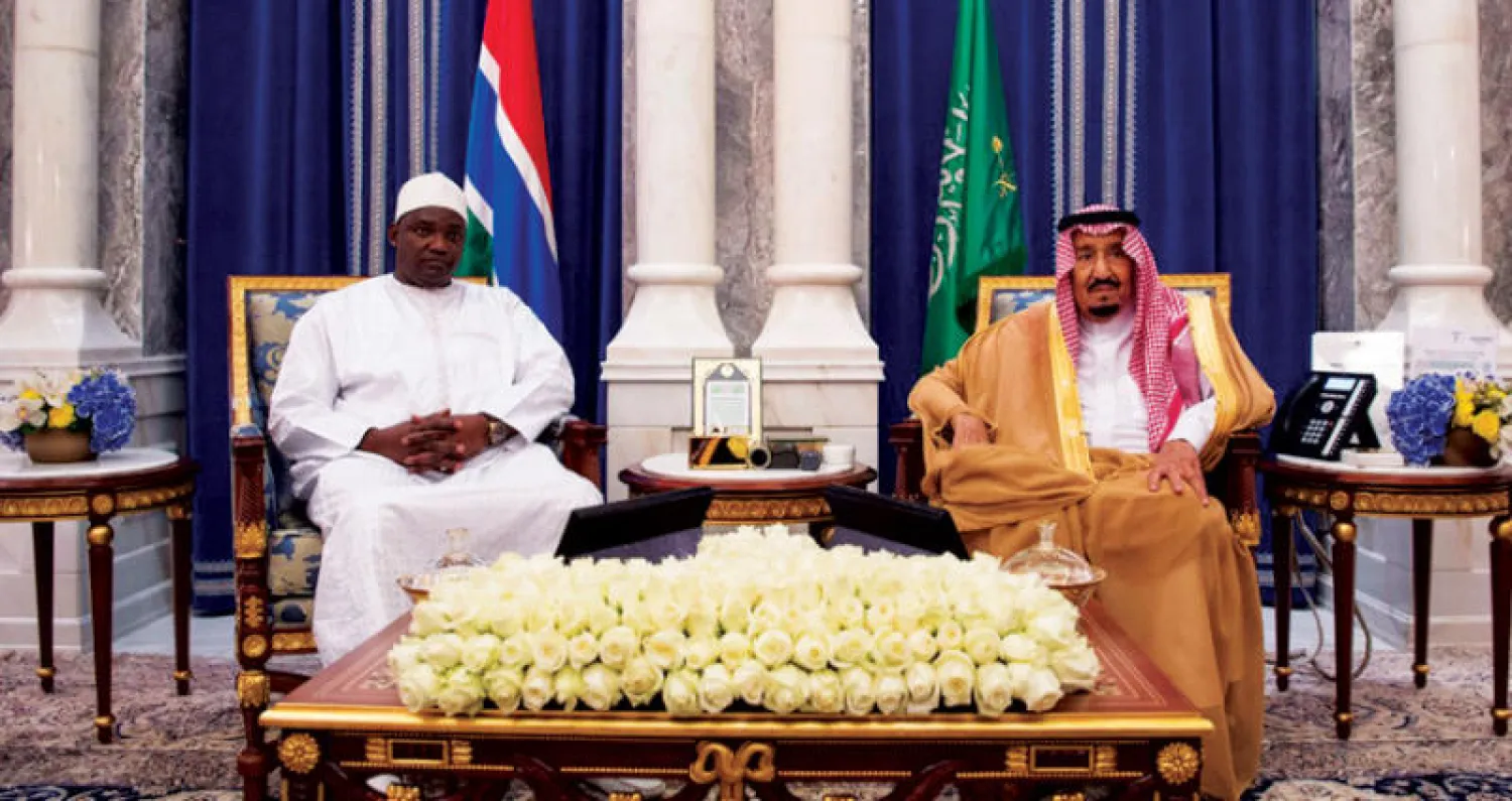 خادم الحرمين الشريفين ورئيس غامبيا خلال جلسة المباحثات التي عقدت في مكة المكرمة أمس (واس)