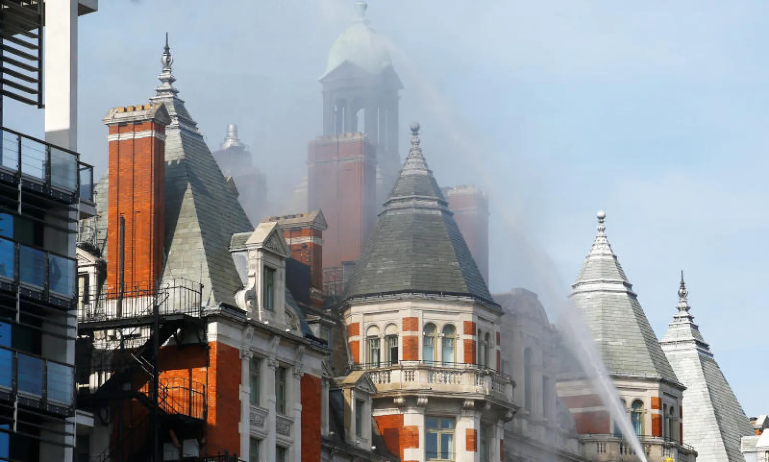 120 رجل إطفاء يكافحون لإطفاء حريق بفندق وسط لندن