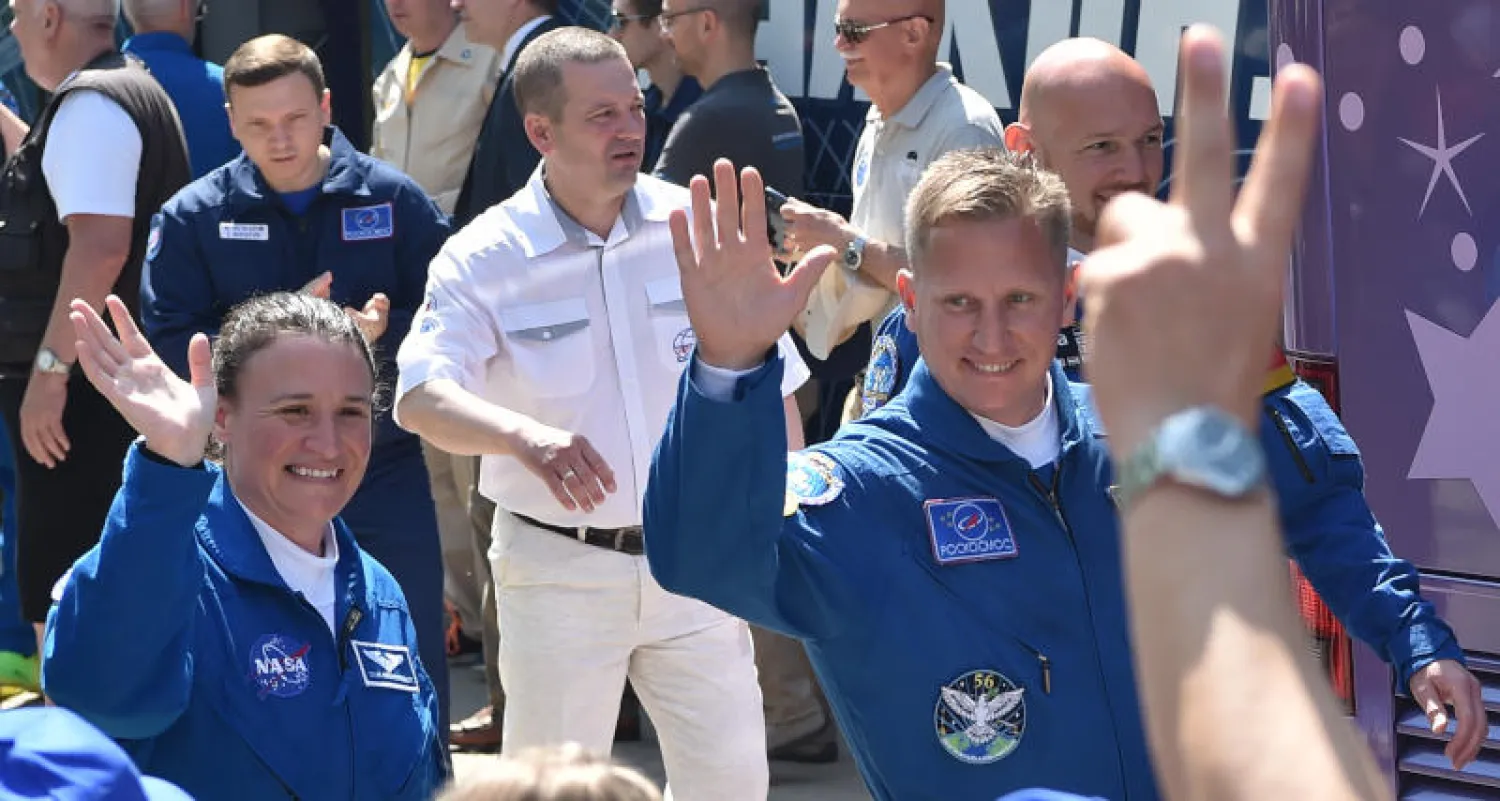 الرواد الثلاثة قبل استعدادهم للانطلاق في كازاخستان (أ.ف.ب)