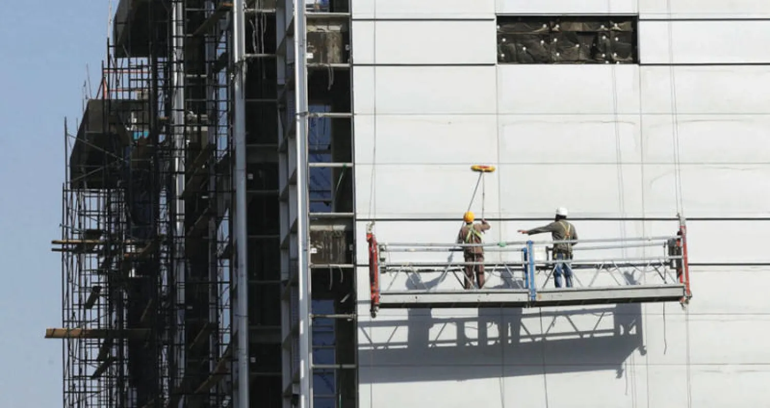 قرر مجلس الوزراء إلزام المقاولين في مشروعات القطاع غير الحكومي بالتأمين ضد العيوب الخفية التي قد تظهر في المباني والإنشاءات بعد استخدامها سواء الهيكلية منها أو غيره («الشرق الأوسط»)