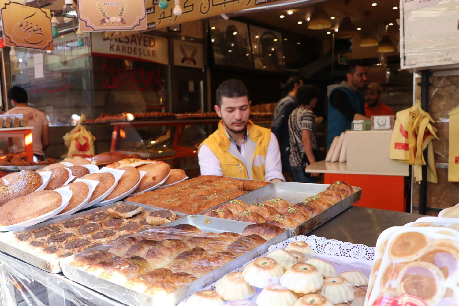 بعد لجوئهم الى تركيا، افتتح البعض من السوريون أفران ومحال المعجنات وفي شهر رمضان يزداد الطلب عليها