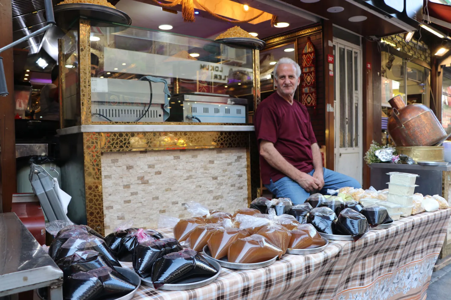 لاجئ سوري مقيم في مدينة إسطنبول يعرض مشروبات رمضانية في شارع الفاتح