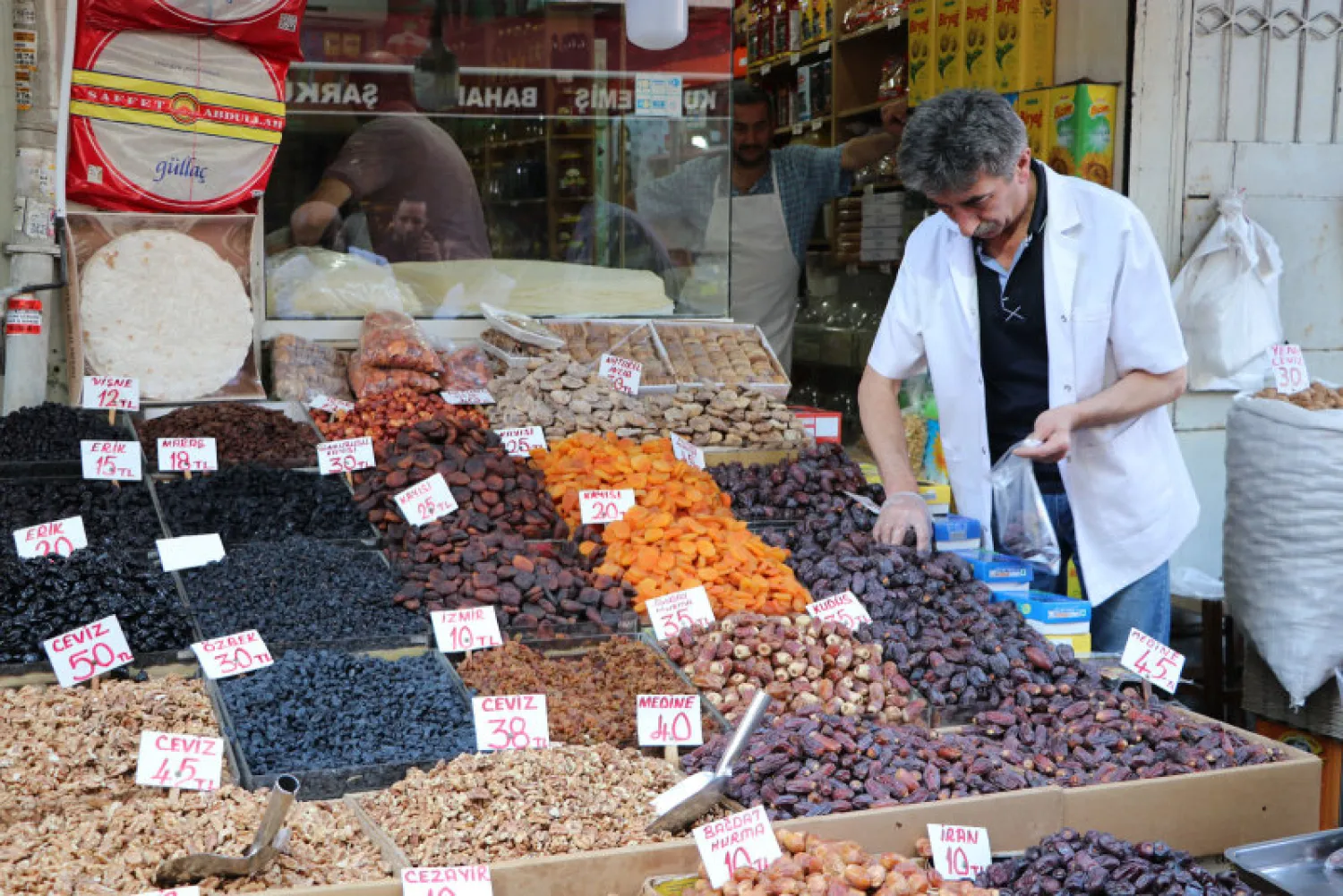 التمور السعودية مفضلة لدى السوريين والعرب والأتراك في شهر رمضان المبارك