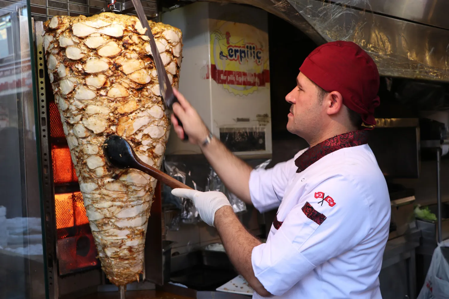 عامل سوري يقف أمام سيخ شاورما في مطعم (أيام الريان شامية) بمنطقة الفاتح وسط مدينة إسطنبول