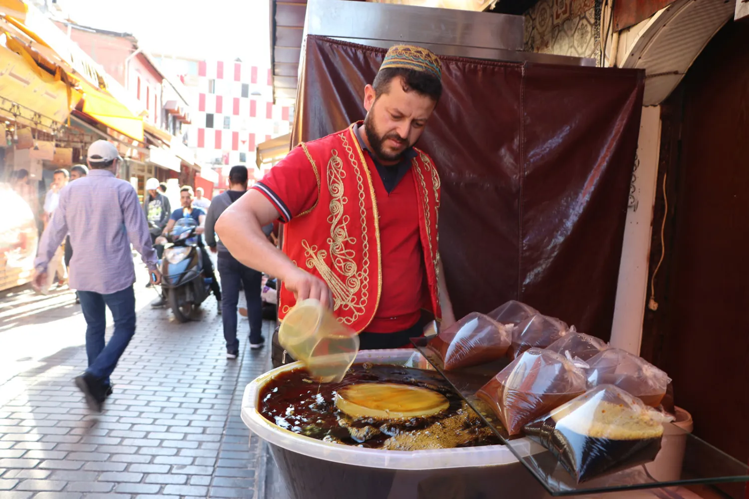 حمدو المتحدر من مدينة حلب يعمل على بيع المشروبات الرمضانية 