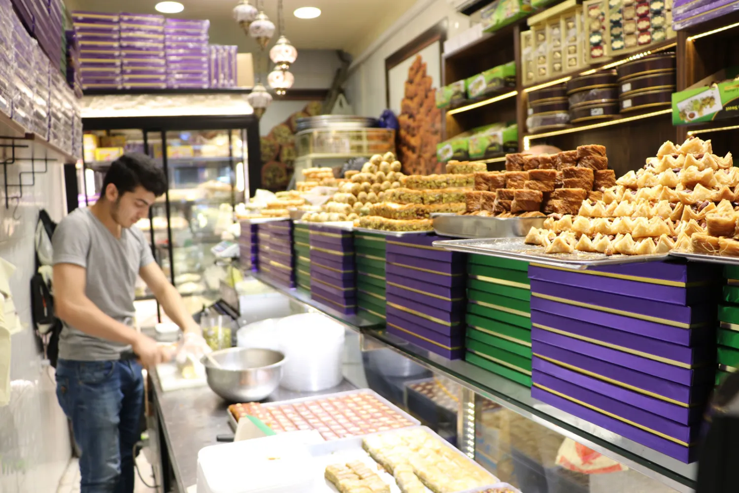 حلويات (سلورة) تقدم جميع الأصناف التي كانت تباع في سوريا