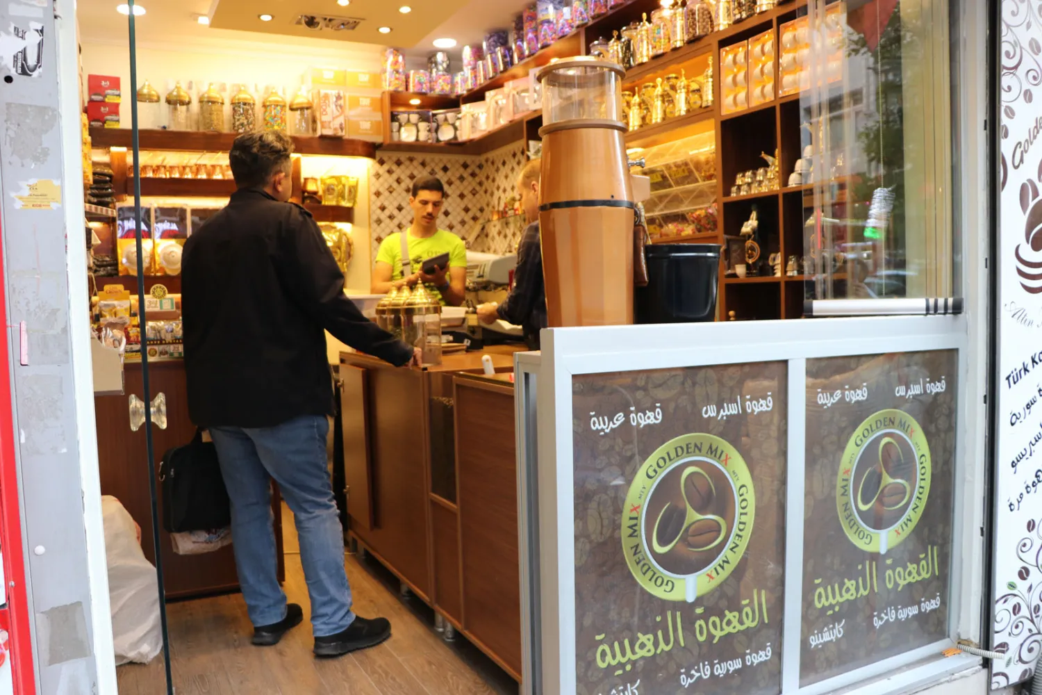 القهوة الذهبية باتت تباع في إسطنبول وتقدم للزبائن أجود أنواع القهوة العربية 