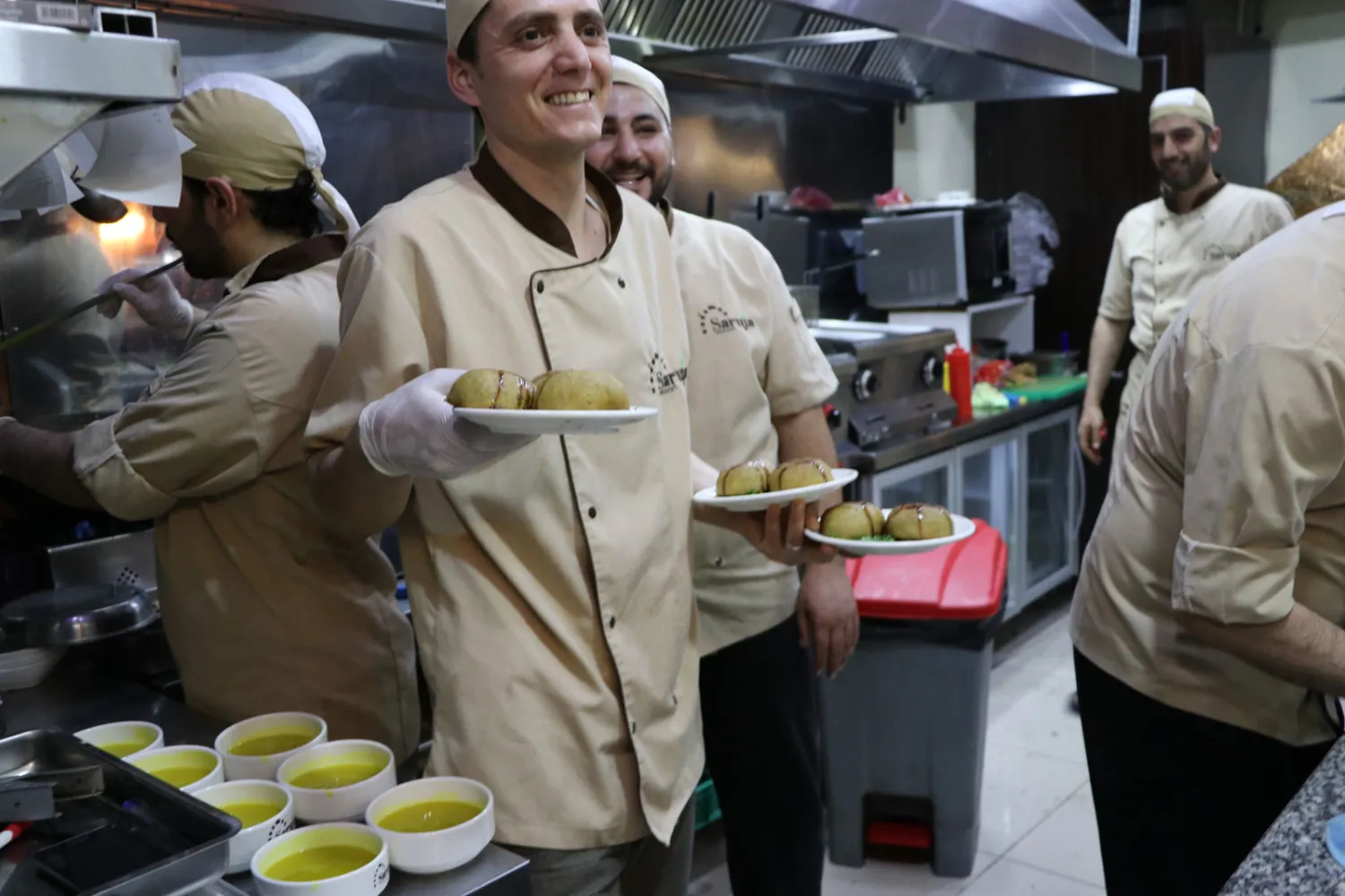 عامل سوري في مطبخ مطعم (ساروجة) يقدم الكبة المشوية وشوربة العدس للصائمين