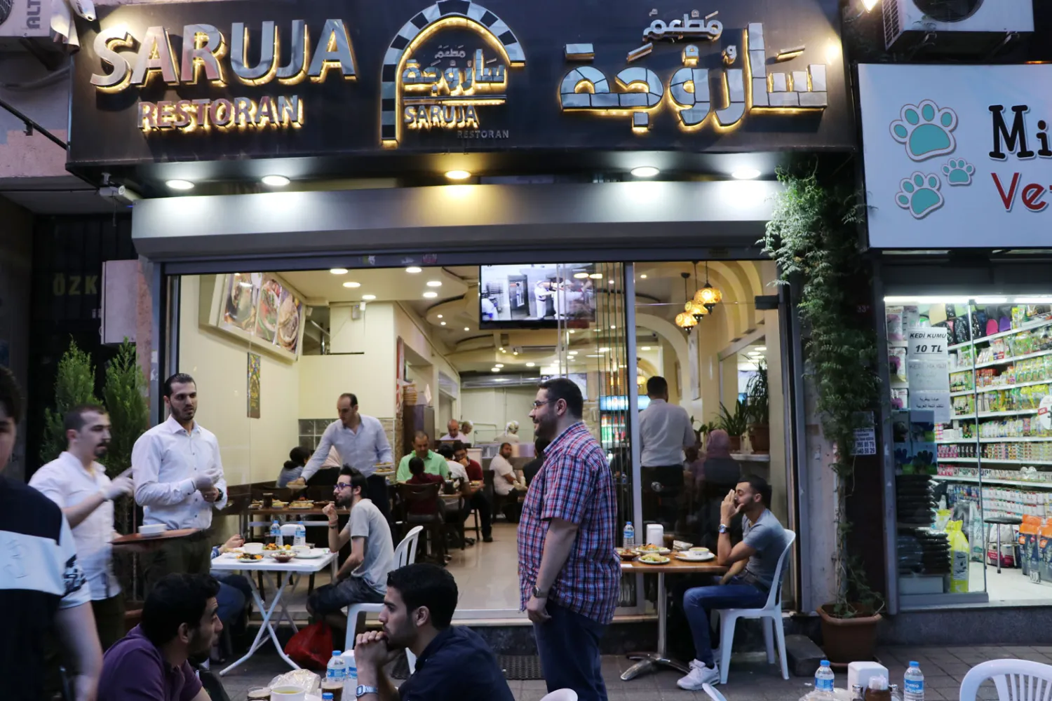 ازدحام في مطعم ساروجة ومعظم زبائنه من السوريون المقيمين في إسطنبول الى جانب العرب ومواطنين أتراك