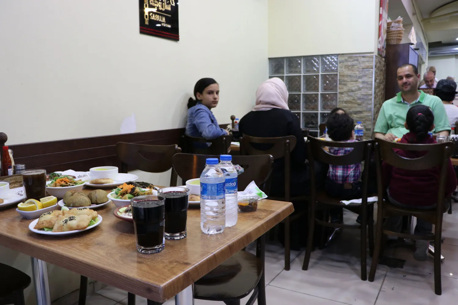 عائلة سورية تفطر في مطعم (ساروجة)