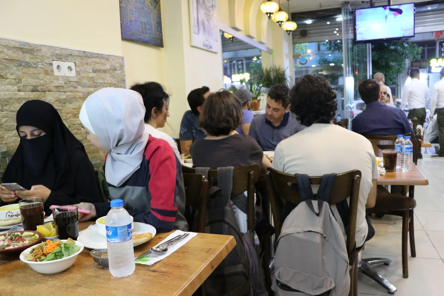 عائلة سورية تفطر في مطعم (ساروجة)