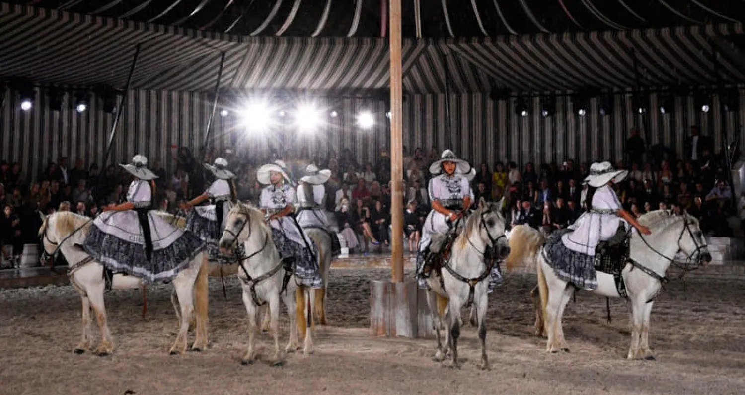 الفارسات المكسيكيات على صهوات جيادهن ألهبن العرض حماساً