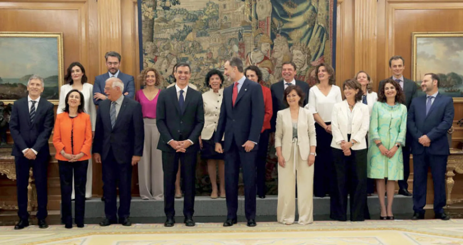 أدى اعضاء الحكومة الإسبانية المشكلة من 17 وزيراً اليمين الدستورية أمام الملك فيليب السادس امس (ا.ف.ب)