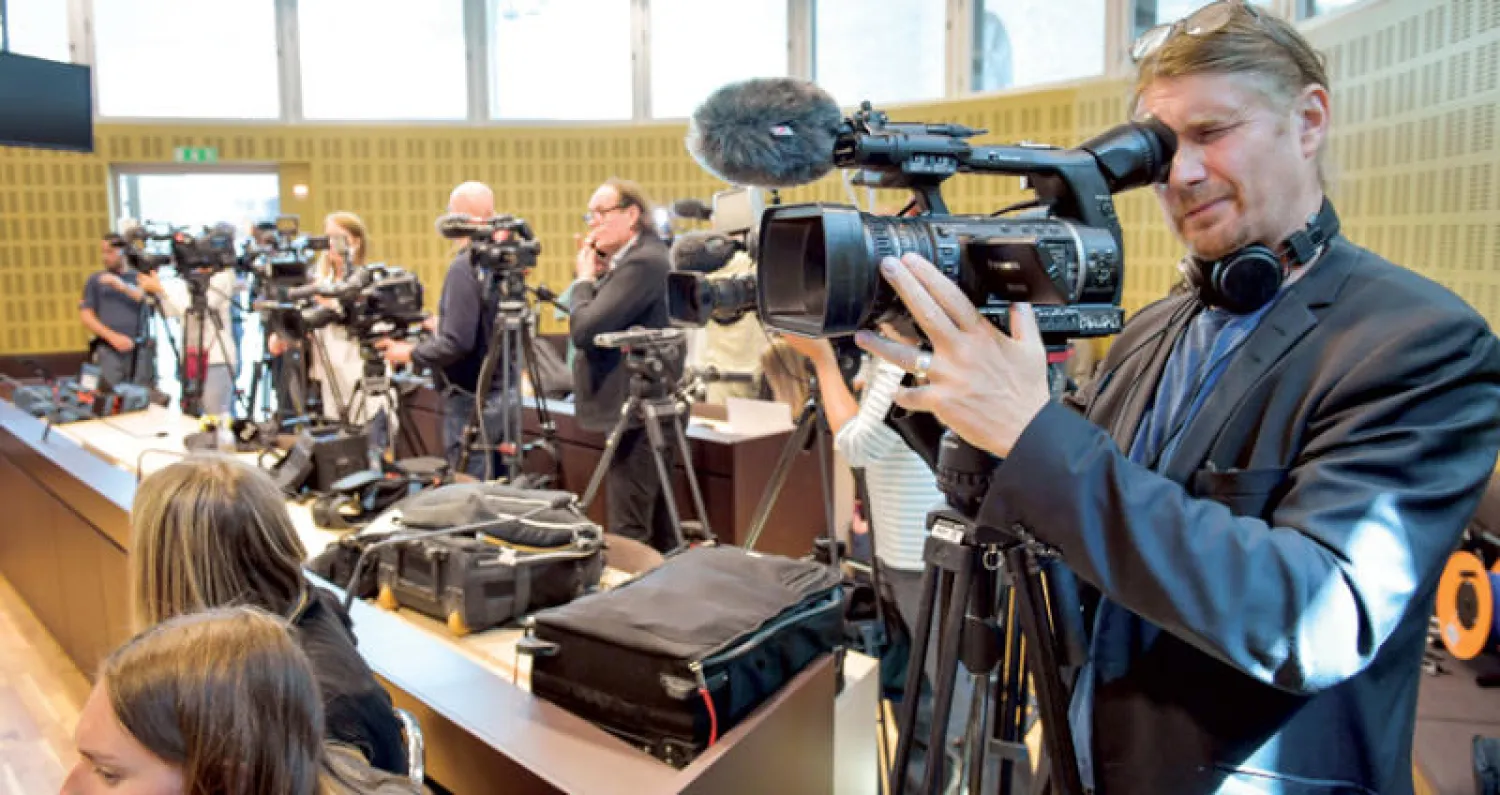 ممثلو وسائل الإعلام في مؤتمر صحافي في محكمة ستوكهولم بعد صدور الحكم بالسجن مدى الحياة ضد منفذ حادث الدهس الأوزبكي عقيلوف (إ.ب.أ)