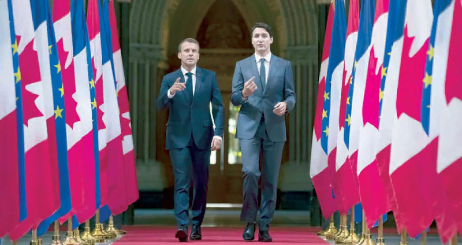 ترودو وماكرون قبل عقدهما مؤتمراً صحافياً في أوتاوا أمس (إ.ب.أ)