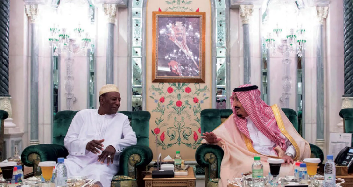 خادم الحرمين الشريفين خلال استقباله الرئيس الغيني في قصر الصفا بمكة المكرمة أمس (واس)