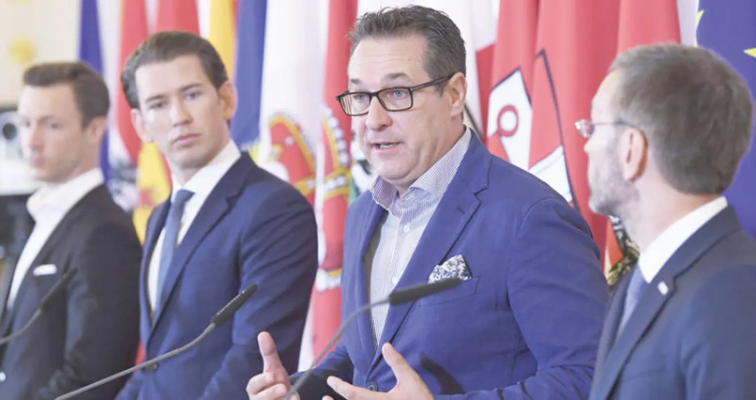 مؤتمر صحافي بمشاركة كبار وزراء الحكومة النمساوية أعلنوا فيه إجراءات ضد الإسلام السياسي وطرد عدد من الأئمة أمس (أ.ف.ب) 