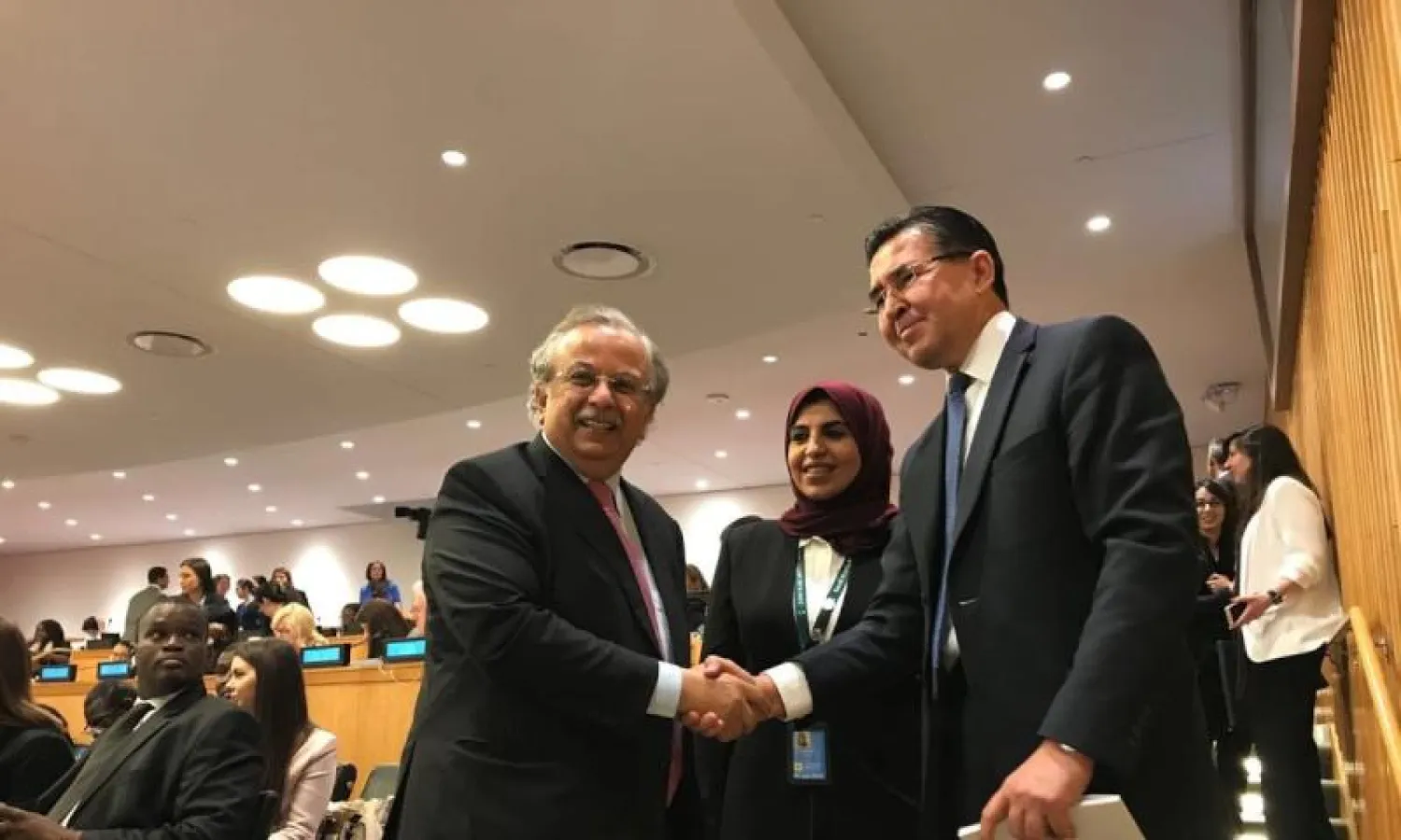 الدكتورة تماضر الرماح مع مندوب السعودية الدائم لدى الأمم المتحدة عبد الله المعلمي بعد انتخابها أمس في مقر الأمم المتحدة («الشرق الأوسط»)