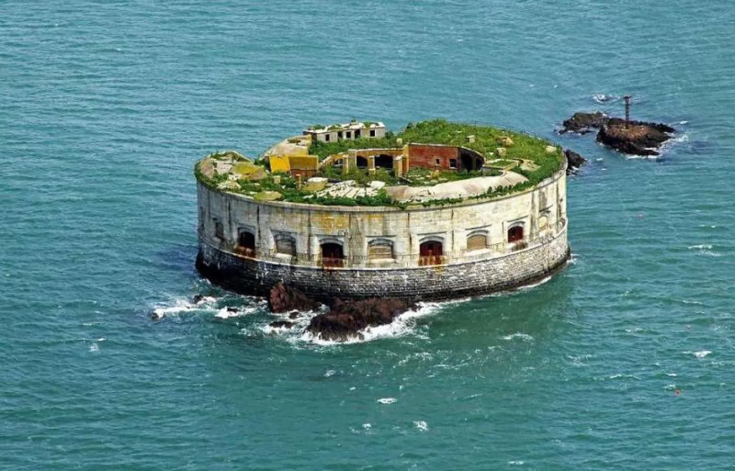 تضم الجزيرة حصنا قديما يدعى حصن «ستاك روك» (ديلي ميل)