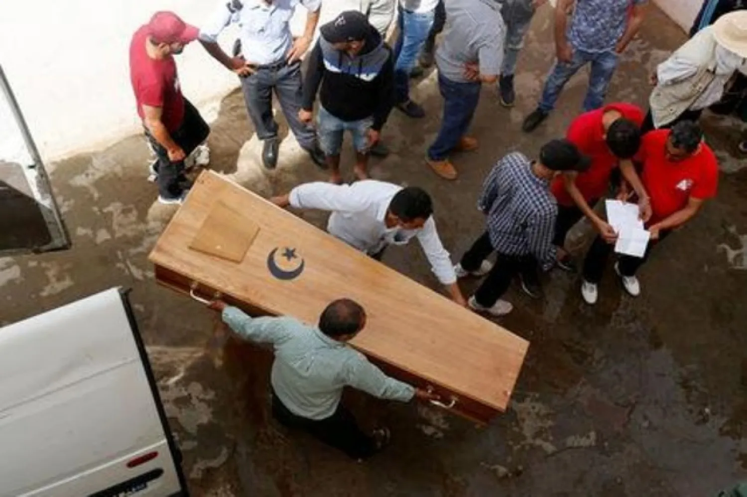 Relatives carry a coffin containing the body of an immigrant who drowned when a boat sank, at a hospital morgue in Sfax, Tunisia June 4, 2018. REUTERS/Zoubeir Souissi/File Photo