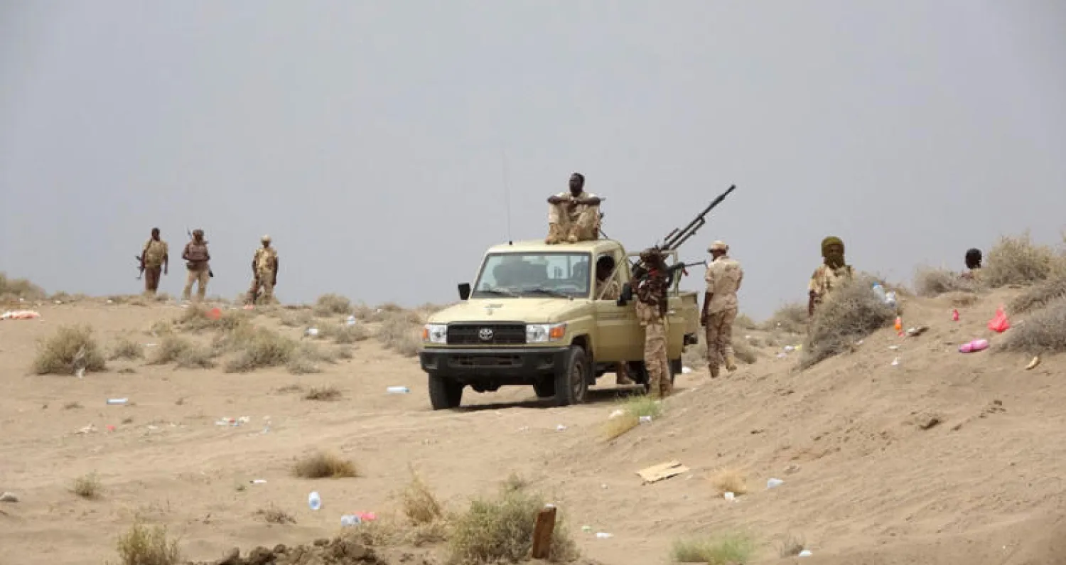 قوات تابعة لدعم الشرعية بكامل عتادها بالقرب من ميناء الحديدة (أ.ف.ب)