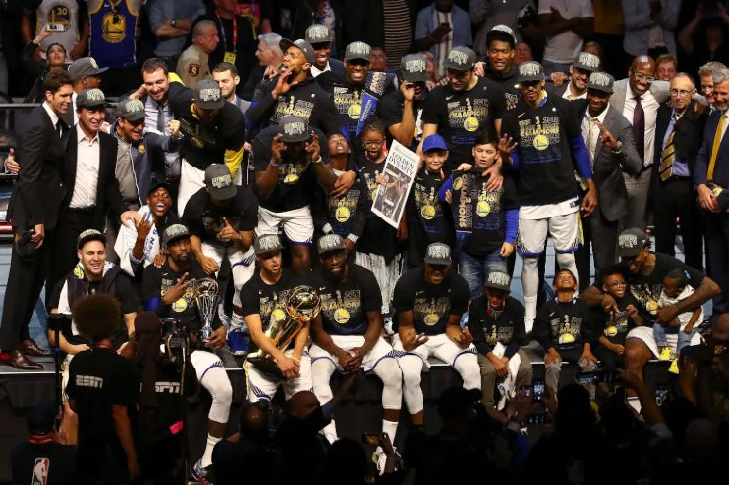 فريق غولدن ستيت واريورز يحتفل بعد التتويج بلقب دوري كرة السلة الأميركي أمس (أ.ف.ب)