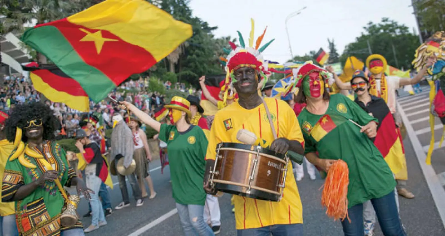 موكب يجوب شوارع سوتشي الروسية للاحتفال بمشاركة الكاميرون في كأس الكونفدرالية العام الماضي في إشارة إلى نبذ العنصرية