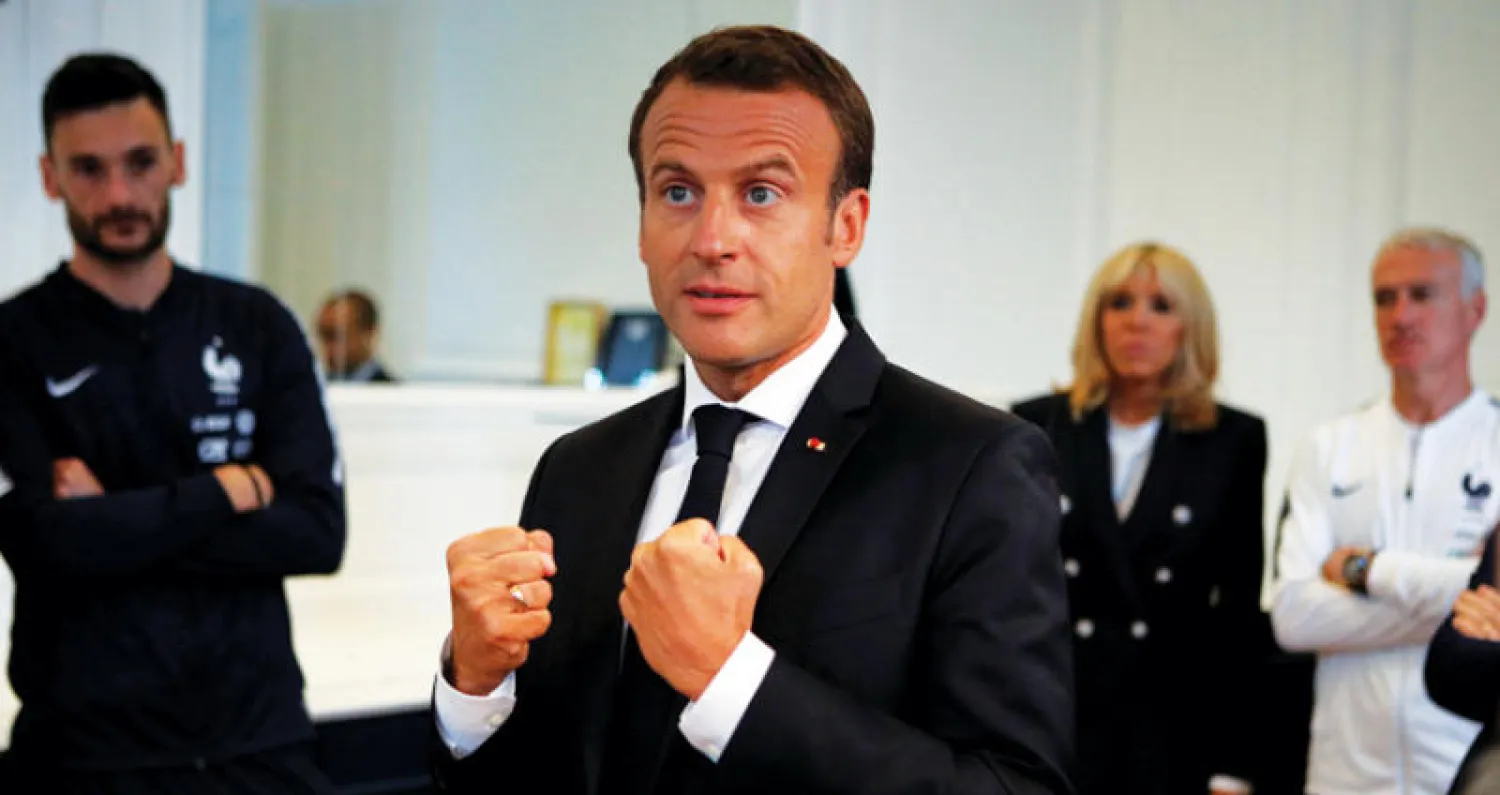 ماكرون خلال زيارةمنتخب بلاده (رويترز)